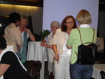 Angeregte Diskussion nach dem Vortrag